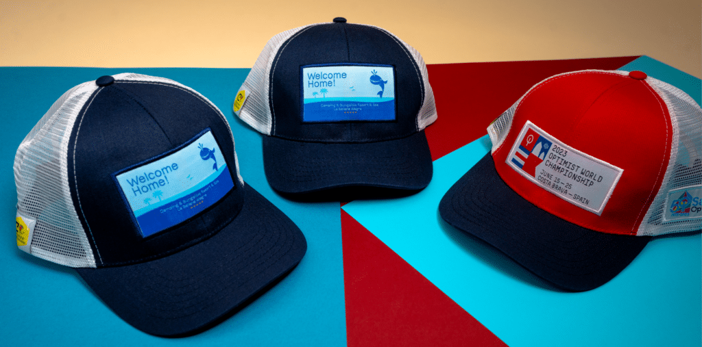 Conjunto de gorras corporativas de varios colores listas para un evento o kit de bienvenida
