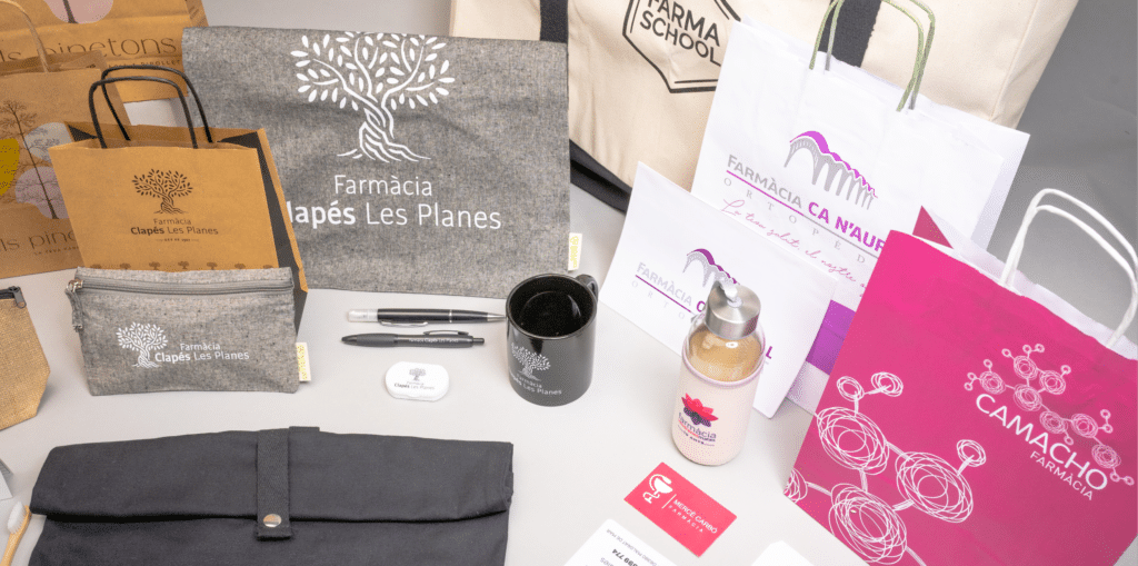 Bolsas de papel de varias farmacias con la marca impresa de forma sobria