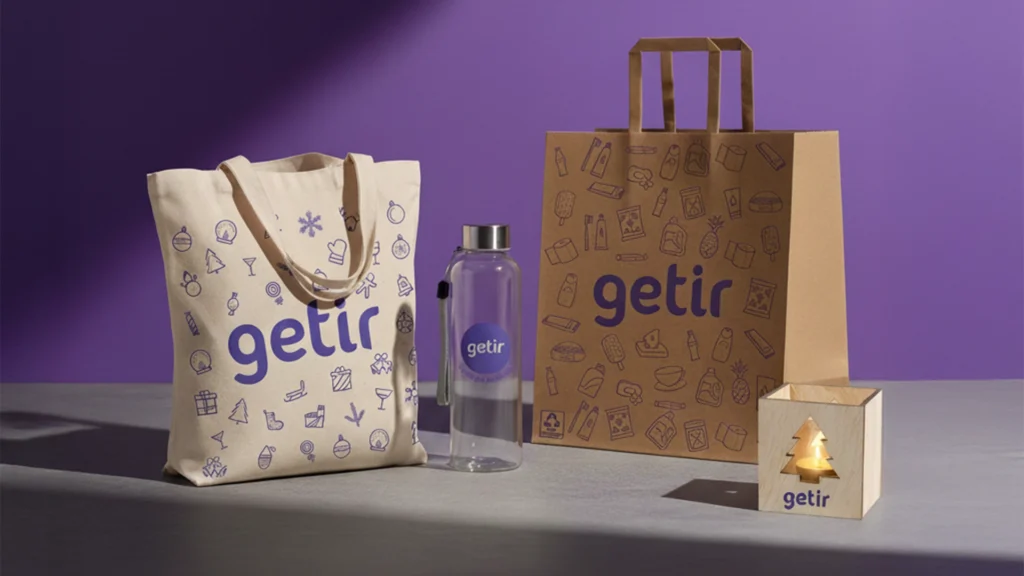 Bolsa de tela y botellas personalizadas de una campaña de marca en la Costa del Sol