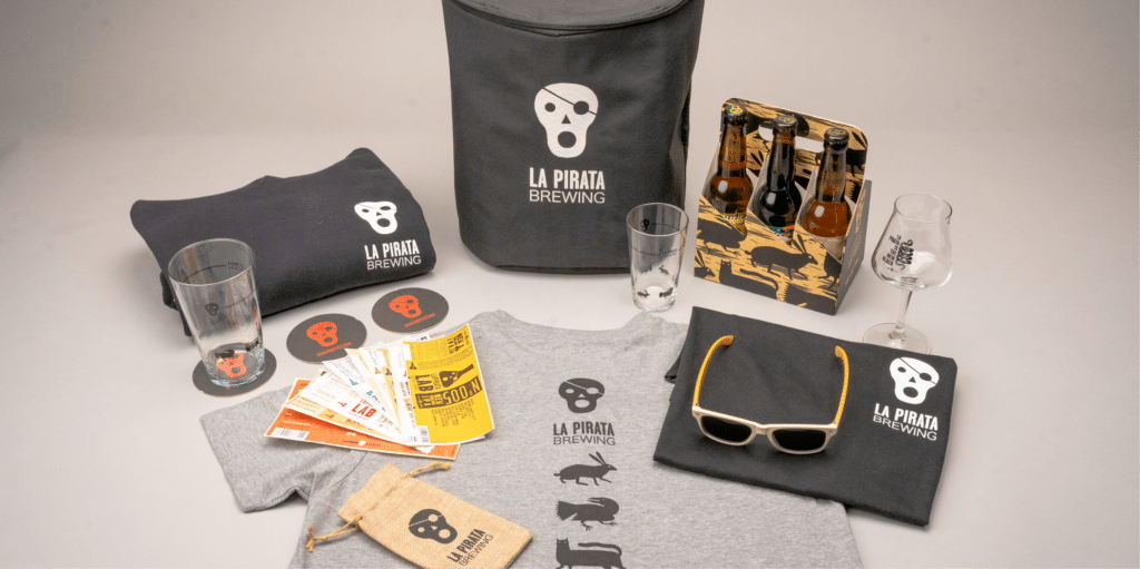 Textil, posavasos, gafas y packaging personalizados con la identidad de una misma marca