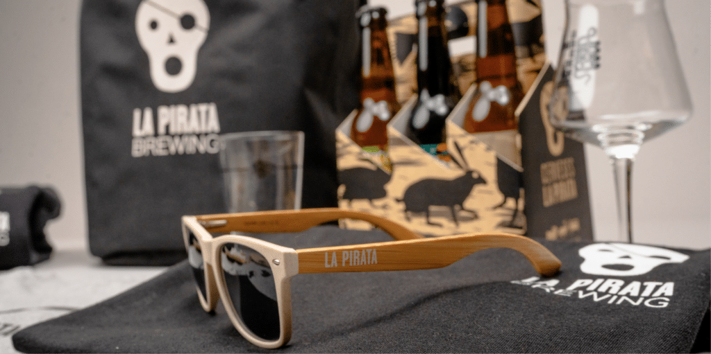 Bolsa, camiseta, gafas de bambú y pack de botellas de una cervecera artesana