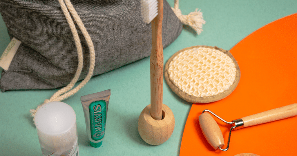 Kit de baño con jabón, crema y cepillo de madera para el bienestar diario