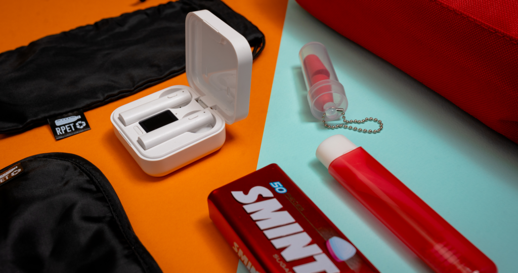 Auriculares inalámbricos y neceser de viaje, ejemplo de kit tech para movilidad profesional