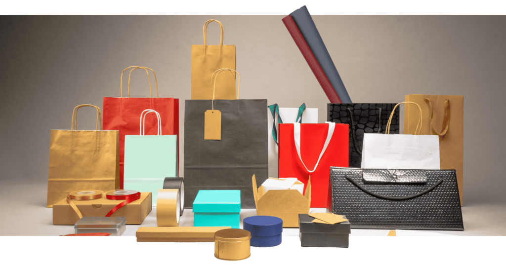 Bolsas de papel y cajas de colores personalizadas, formatos habituales al calcular el pedido mínimo