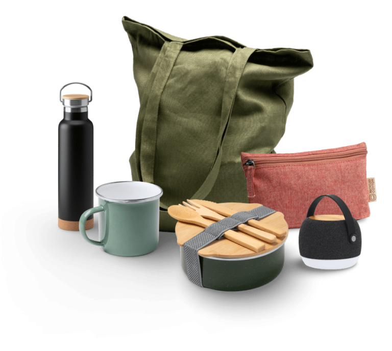 Portátil, taza, bolígrafo y libreta de marca en el escritorio donde acaba el regalo tecnológico