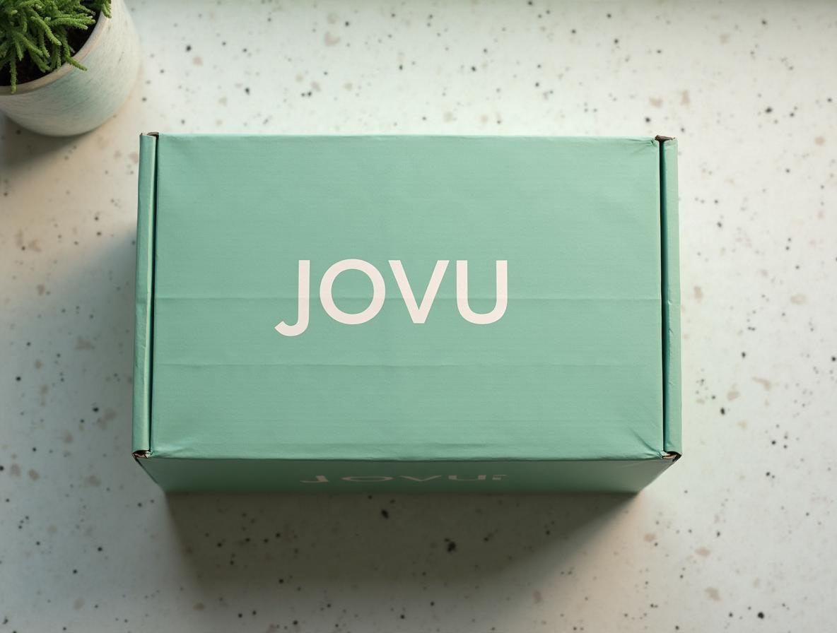 riesgos de vender merchandising: detalle de caja de envío de cartón ondulado verde salvia con serigrafía