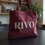 Bolsas de tela personalizadas para empresas: tote bag de algodón granate con wordmark impreso en primer plano