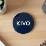 Pins personalizados para empresas: detalle de pin esmaltado sobre mesa de oficina